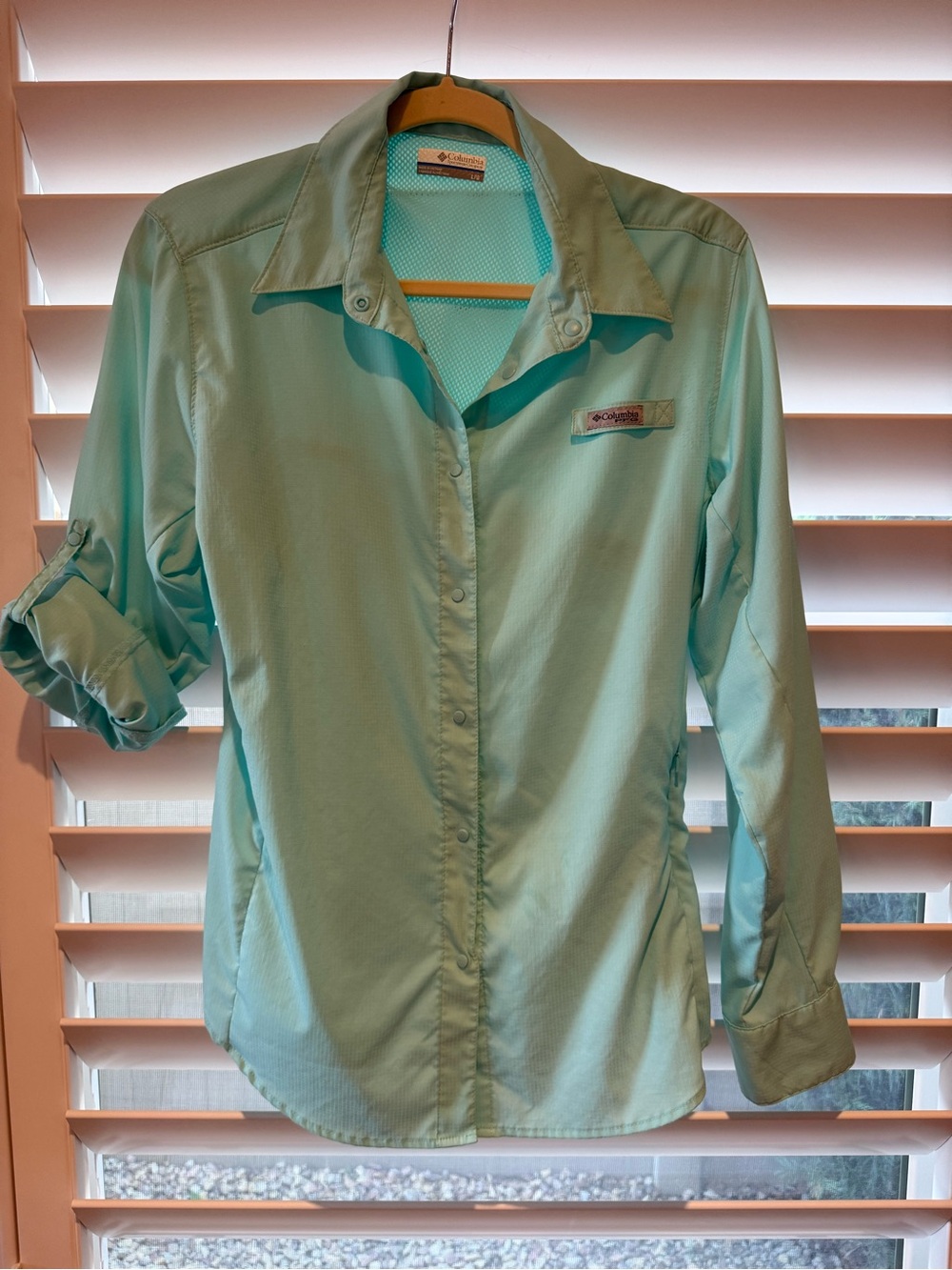 Columbia Womenās Mint Green Long-Sleeve Button-Down Shirt